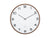 Horloge murale avec cadran blanc et cadre aspect bois marron, chiffres romains