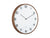 Horloge murale avec cadran blanc et cadre aspect bois, chiffres romains