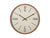 Grande horloge murale avec cadre brun sable, cadran crème et aiguilles noires.