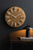 Horloge murale avec cadran brun moka, chiffres et aiguilles argentés en relief