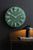 Horloge murale avec cadran rond vert, index et aiguilles argentés