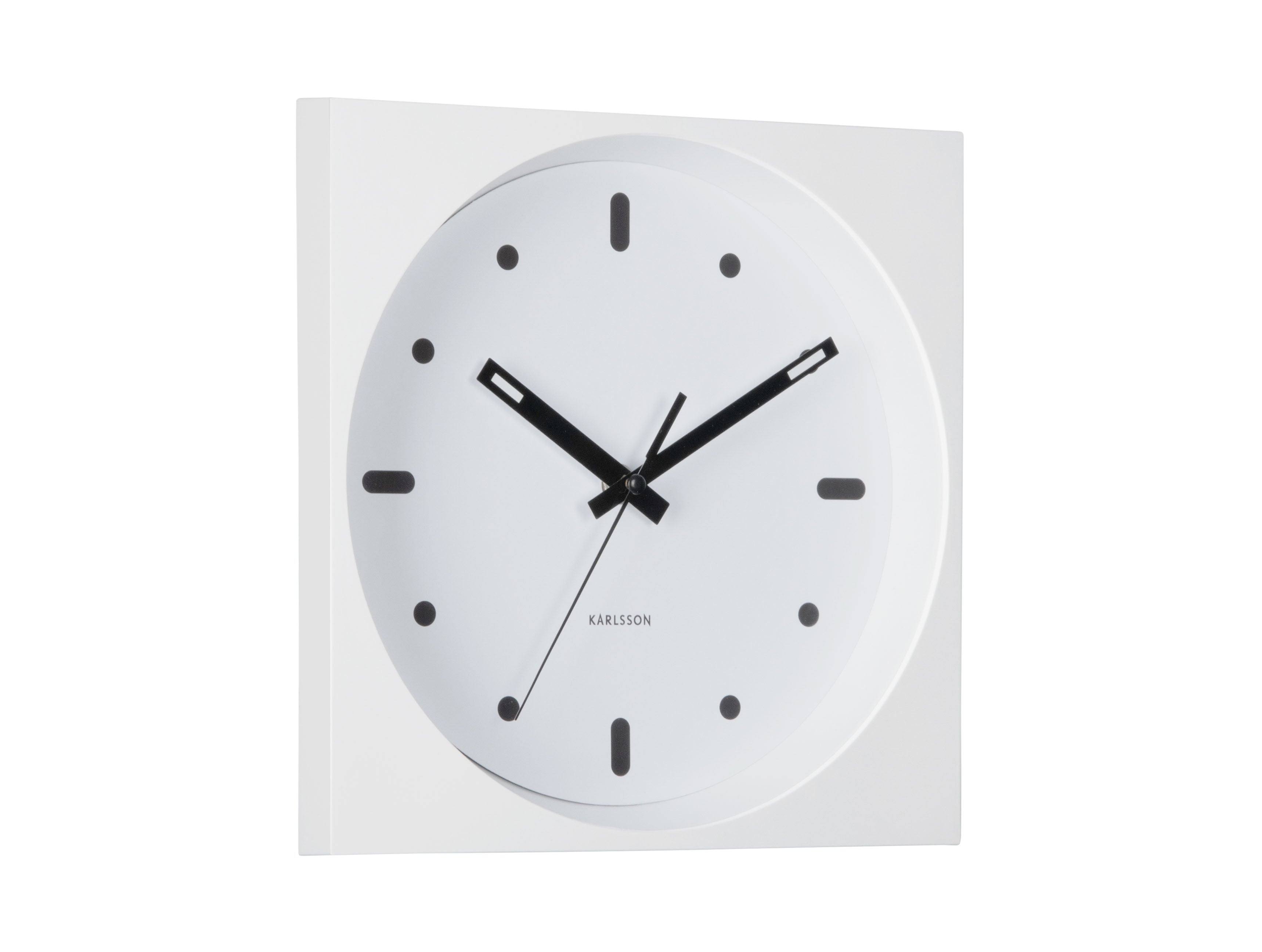 Horloge murale carrée avec cadre blanc et cadran rond, aiguilles noires