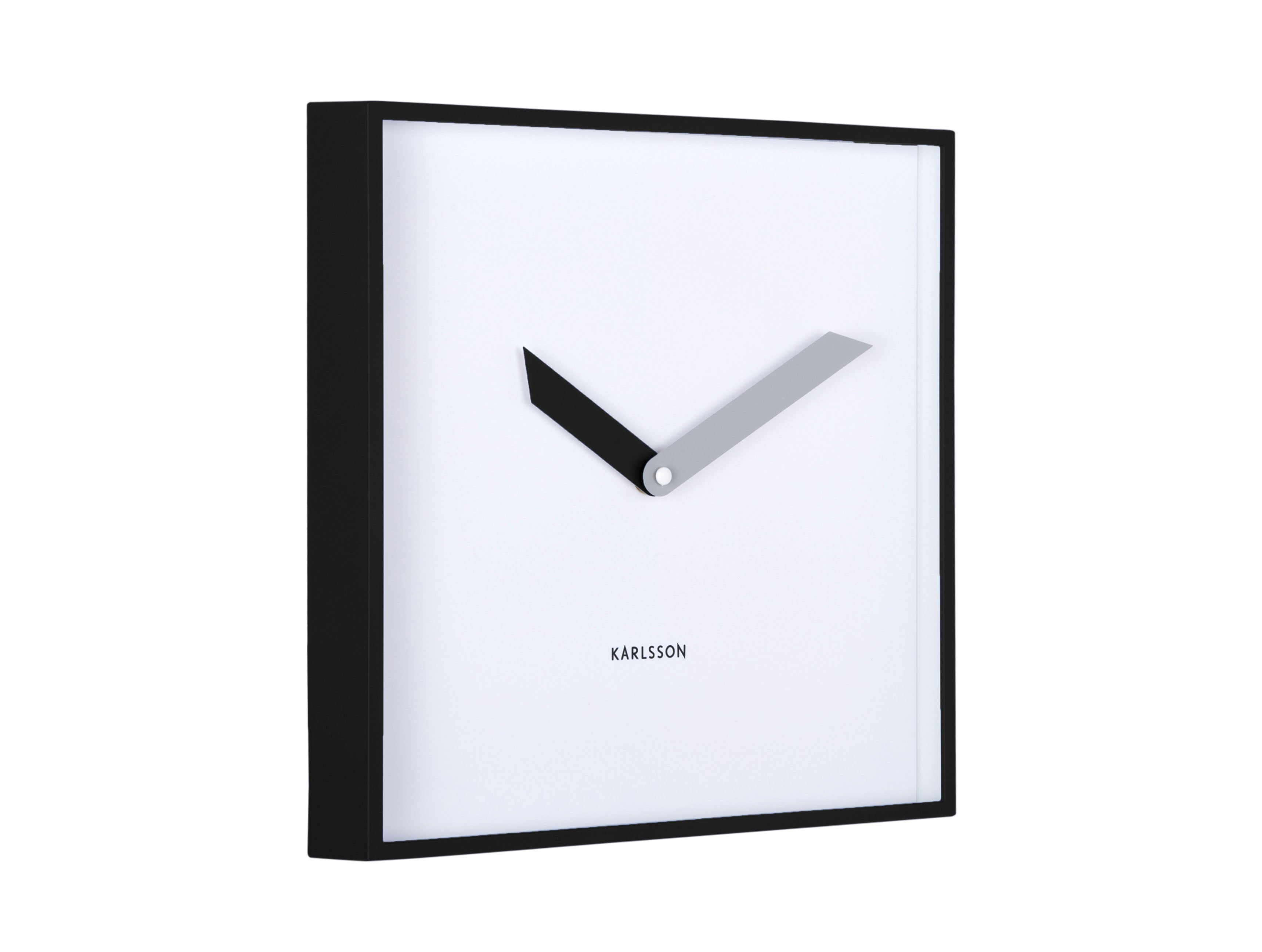 Horloge murale carrée avec cadre noir, aiguilles grises et trotteuse noire.
