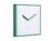 Horloge murale carrée avec cadran blanc et cadre vert, aiguilles grises