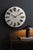 Horloge murale avec cadran blanc, index et aiguilles noirs