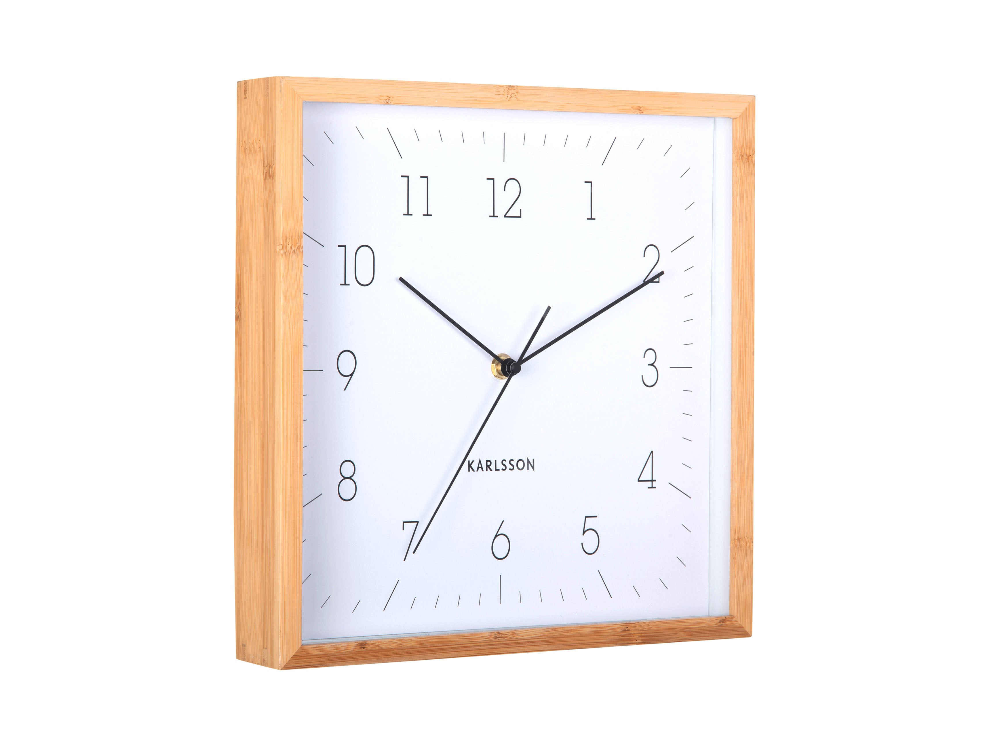 Horloge murale avec cadran blanc, aiguilles noires et cadre en bambou, logo Karlsson