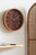Horloge murale à monter au mur avec cadran en bois foncé, aiguilles dorées et cadre rond