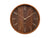 Horloge murale ronde avec cadran en bois foncé, chiffres et aiguilles dorés, cadre