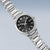 Montre homme avec cadran noir et bracelet en acier inoxydable, vue en biais