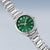 Bering Herrenuhr mit grünem Zifferblatt, Edelstahlgehäuse und Armband in Schräglage