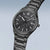 Herrenuhr mit schwarzem Zifferblatt und schwarzem Metallarmband, seitlicher Blick