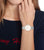 Bracelet de montre pour femme au poignet avec bracelet en maille argentée et cadran clair