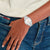Tommy Hilfiger Damenarmbanduhr mit silberfarbenem Metallband und hellem Chrono-Zifferblatt