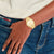 Goldene Damen-Armbanduhr mit Metallband und rundem Zifferblatt auf Hand