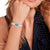 Tommy Hilfiger Damenarmbanduhr mit ovalem blauem Zifferblatt und silbernem Metallband