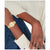 Damen-Armbanduhr mit goldfarbenem Metallarmband und rundem Zifferblatt am Handgelenk