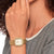 Tommy Hilfiger Abby Damenquarzuhr mit goldfarbenem Metallarmband und weißem Zifferblatt