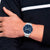 Herrenarmbanduhr am Handgelenk: blaues Zifferblatt, Edelstahlarmband.