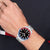 Damenarmbanduhr am Handgelenk, schwarzes Zifferblatt, Edelstahlband, blau-rote Lünette