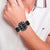 Tommy Hilfiger Armbanduhr am Handgelenk, schwarzes Zifferblatt, silbernes Gehäuse, Lederband