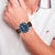 Herren-Quarzuhr: blaues Zifferblatt, braunes Lederarmband am Handgelenk