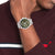Herrenarmbanduhr mit grünem Zifferblatt, Chronographen-Optik und silbernem Metallband