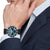 Herren-Chronograph mit blauem Lederarmband und blauem Zifferblatt, getragen am Handgelenk