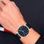 Tommy Hilfiger Herrenuhr mit blauem Zifferblatt und schwarzem Lederband am Handgelenk