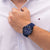 Herrenarmbanduhr mit blauem Silikonband und dunklem Zifferblatt, sportlich am Handgelenk