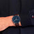 Herrenarmbanduhr: blaues Zifferblatt, braunes Lederarmband, Chronograph-Subziffern