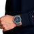 Herrenarmbanduhr mit blauem Zifferblatt, Chronographen-Subdials und Edelstahlband.