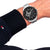 Tommy Hilfiger Herrenarmbanduhr am Handgelenk, schwarzes Zifferblatt, Edelstahlband