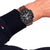 Tommy Hilfiger Armbanduhr: braunes Lederband, schwarzes Zifferblatt mit Chronograph