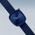 Montre pour femme avec cadran bleu sur bracelet en tissu bleu foncé, vue latérale
