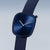 Montre pour femme avec cadran bleu sur bracelet en tissu bleu foncé, vue de biais