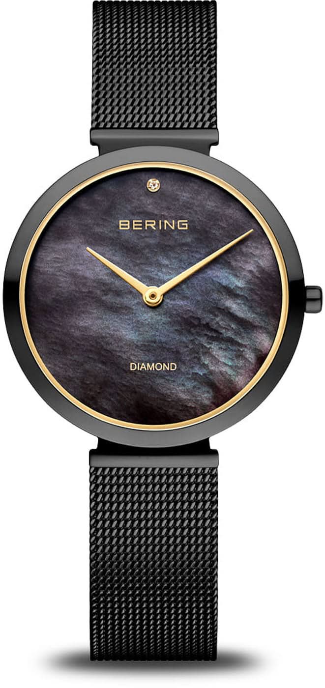 Montre pour femme avec cadran rond foncé, aiguilles dorées et bracelet milanais