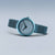 Bering Damen-Armbanduhr mit blauem Mesh-Armband, seitliche Ansicht des runden Gehäuses