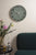 Horloge murale Karlsson vert jungle avec chiffres romains et aiguilles blanches, ronde