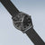 Bering Ultra Slim Herrenuhr in Schwarz mit Milanaise-Armband, schräg von oben fotografiert