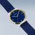 Montre homme, vue de biais : cadran bleu avec accent jaune et bracelet en tissu bleu