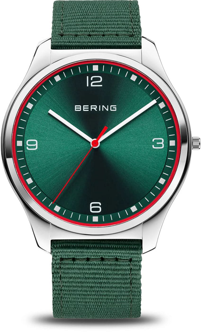 Herrenuhr mit grünem Zifferblatt, grünen Stoffarmband und silbernem Gehäuse, rote Akzente