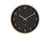 Horloge murale avec cadran noir et bordure en bois clair, index et aiguilles dorés