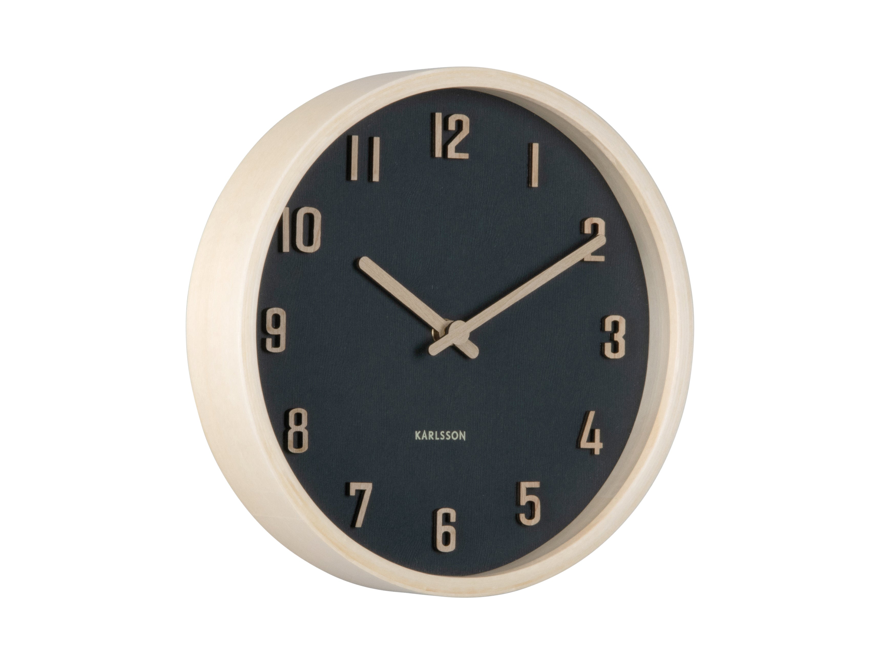 Horloge murale avec cadre en bois clair, cadran noir, chiffres et aiguilles dorés