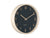 Horloge murale avec cadre en bois clair, cadran noir, chiffres et aiguilles dorés