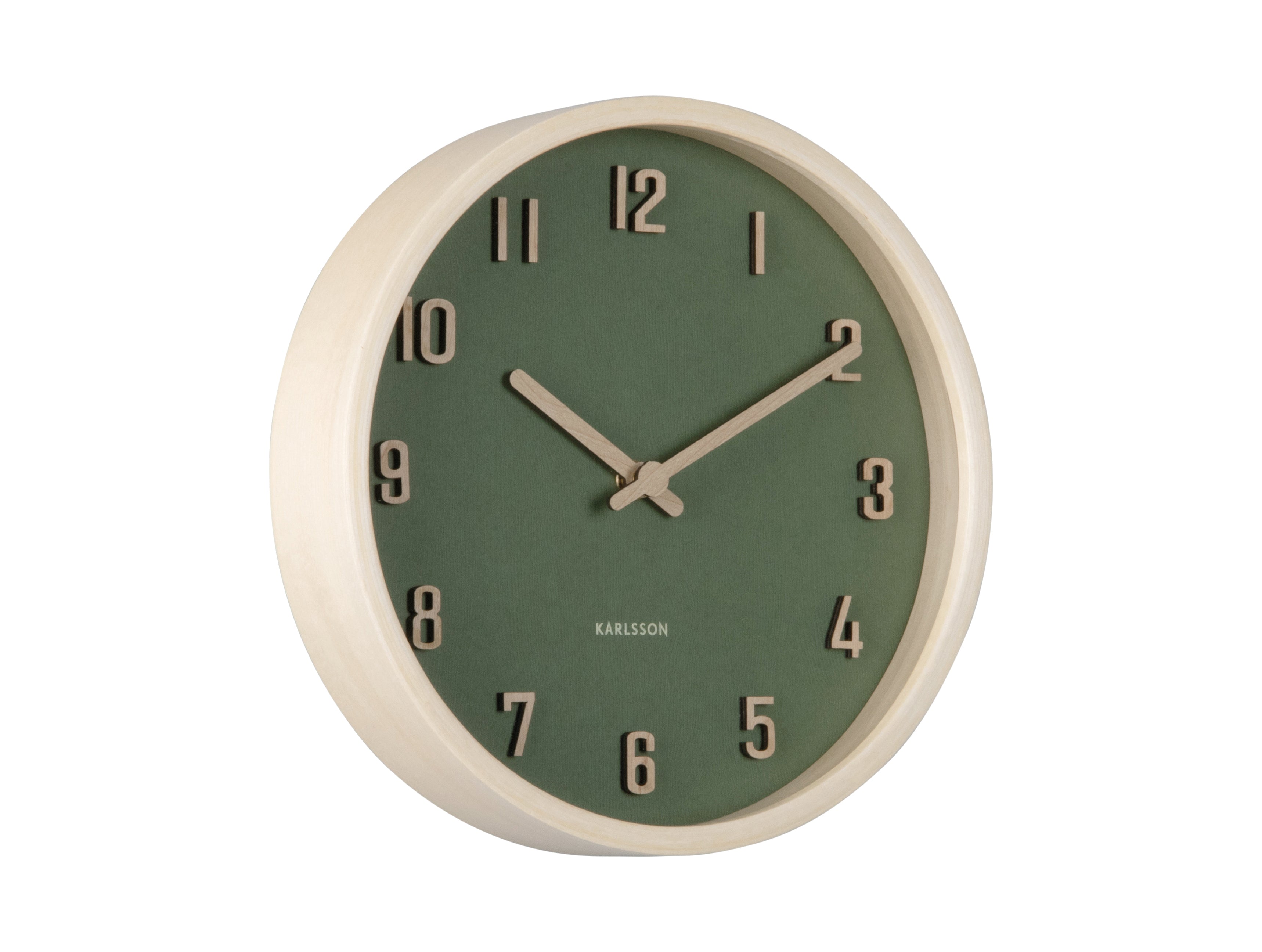 Horloge murale avec cadran vert foncé, cadre en bois beige et chiffres dorés