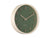 Horloge murale avec cadran vert foncé, cadre en bois beige et chiffres dorés