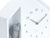Horloge murale dans une maison de chat, blanche, gros plan du chat et des aiguilles de l'horloge