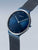Herren-Uhr schrägansicht: blaues Zifferblatt, silbernes Gehäuse, blaues Metall-Meshband