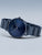 Herrenarmbanduhr mit dunklem Keramikarmband, rundem blauem Zifferblatt und Balkenindizes