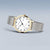 Montre pour femme avec bracelet en maille métallique, lunette dorée et cadran blanc